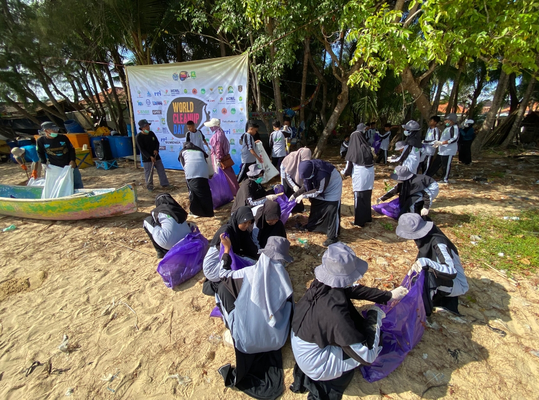 WCD: Sejumlah elemen masyarakat melaksanakan kegiatan bersih-bersih sampah di Pantai Desa Dapenda, Batang-Bantang, Sumenep, Sabtu (20/9).