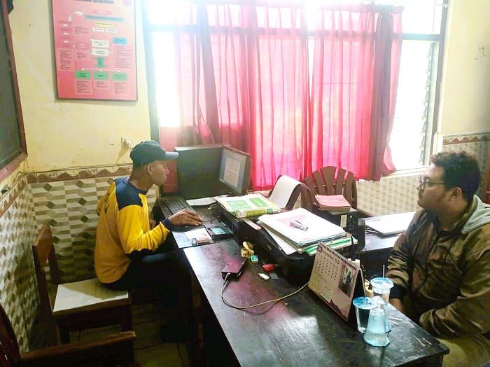 GALI KETERANGAN: Polisi meminta keterangan SPPG di Polsek Pegantenan, Jumat (19/9). (POLSEK PEGANTENAN UNTUK JPRM)