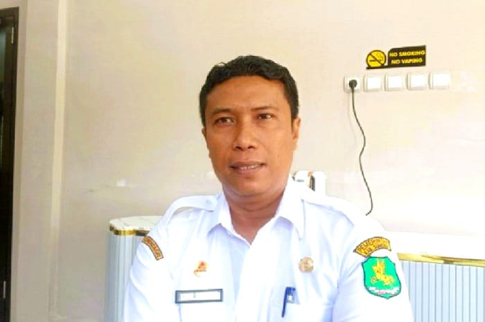 PAPARAN: Kepala Disnaker Sumenep Heru Santoso saat ditemui di kantornya. (MOH. LATIF/JPRM)