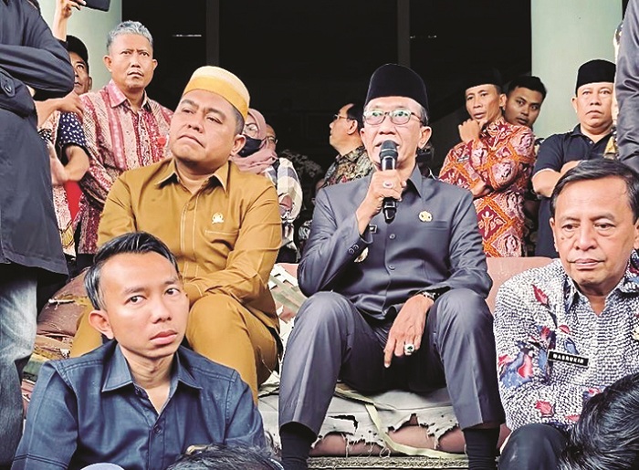 JAWAB TUNTUTAN: Bupati Pamekasan KH Kholilurrahman menemui massa aksi di kantor bupati, Kamis (18/9). (FAHMI JALIL/JPRM)