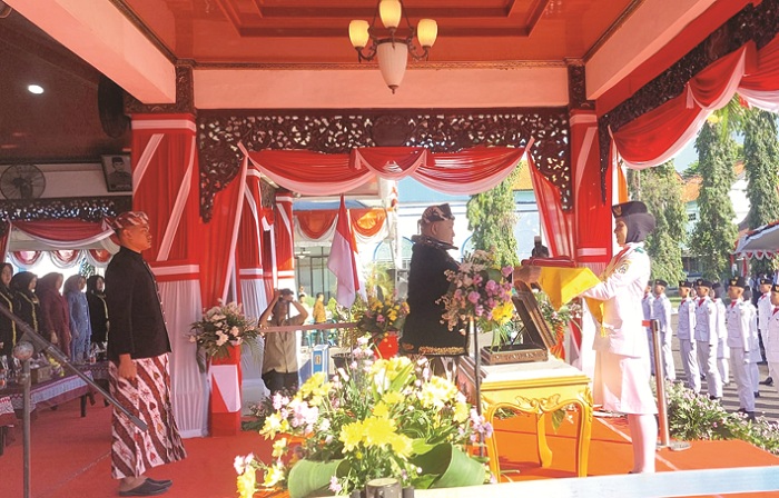 PAKAIAN ADAT: Bupati Sampang Slamet Junaidi dan beberapa pegawai mengenakan busana adat&nbsp;saat upacara Hari Kemerdekaan Ke-80 RI di Pendopo Trunojoyo, Minggu (17/8). (JUNAIDI PONDIYANTO/JPRM)
