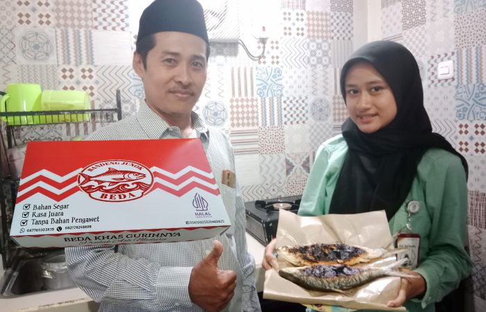 Mashudi, S.E., M.E.I selaku Dosen Ekonomi Syariah Fakultas Keislaman UTM untuk mendampingi masyarakat Desa Junok, Kecamatan Sreseh, Kabupaten Sampang, dalam program Abdimas Produk olahan bandeng Junok