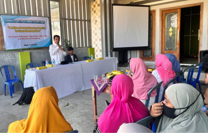 Mashudi, S.E., M.E.I selaku Dosen Ekonomi Syariah Fakultas Keislaman UTM ketika melakukan sosialisasi masyarakat Desa Junok, Kecamatan Sreseh, Kabupaten Sampang.