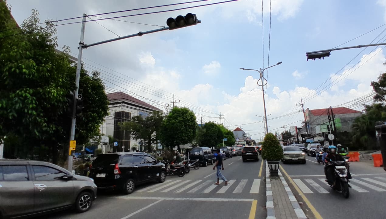 RUSAK: Warga melintas di PCTL depan RSUD Syamrabu Bangkalan, Minggu (21/9).