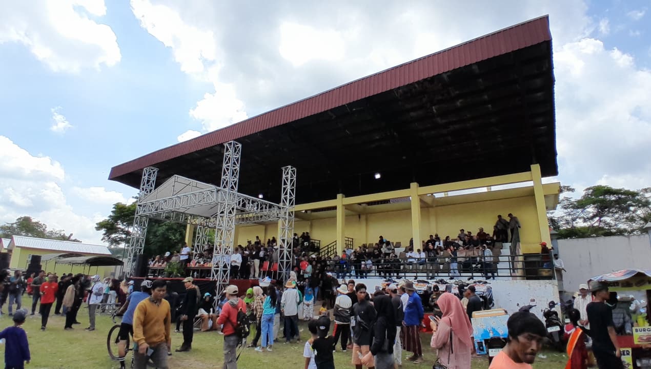 TERBATAS: Penonton karapan sapi Piala Bupati Bangkalan 2025 memadati sekitar tribun RP Moch. Noer, Minggu (21/9).