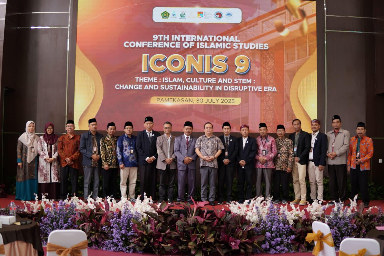 SUKSES: Rektor UIN Madura, Dr. H. Saiful Hadi bersama civitas akademika usai pembukaan ICONIS 2025.