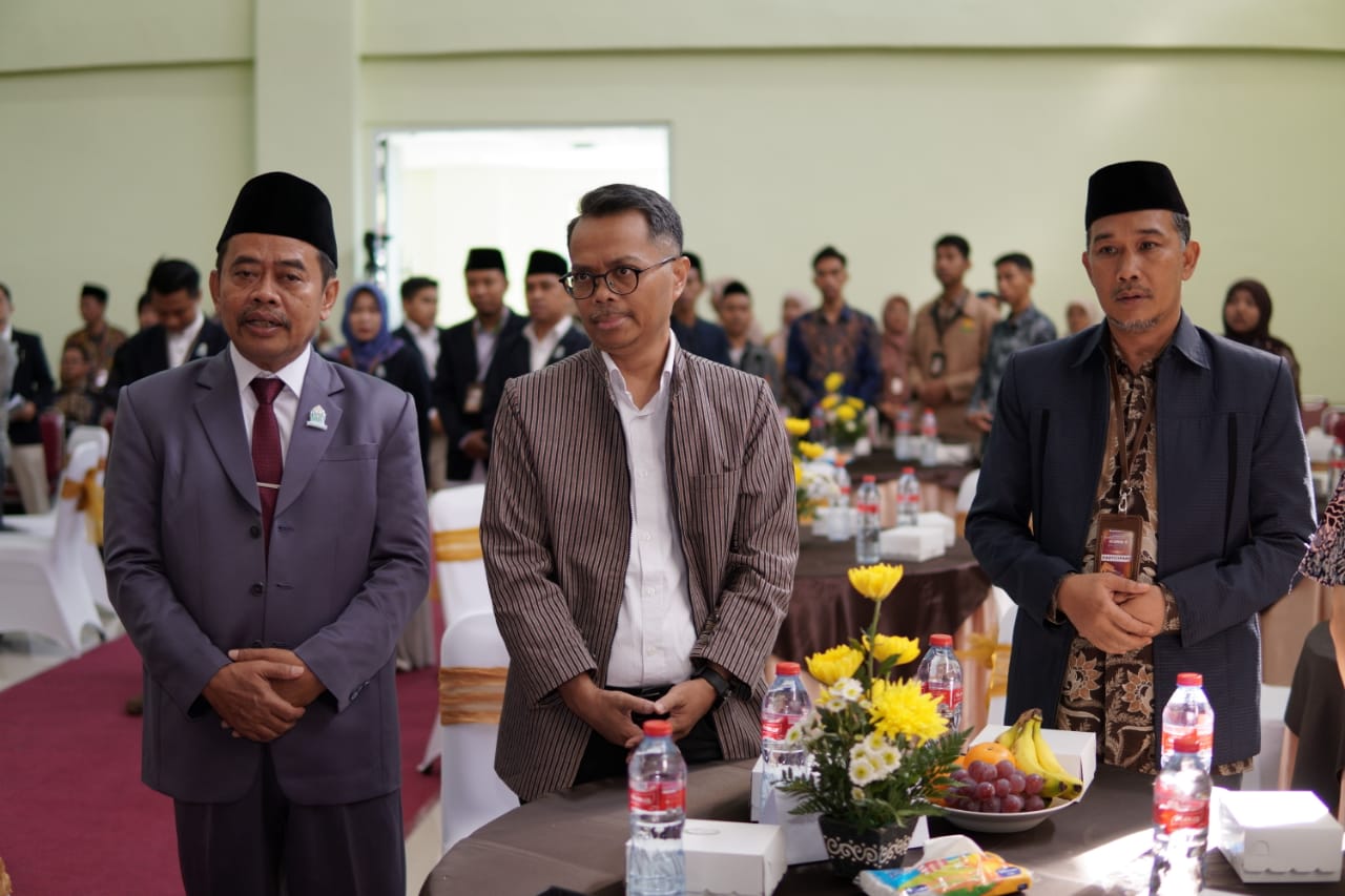 GO INTERNASIONAL: Rektor UIN Madura Dr. H. Saiful Hadi didamping Ketua Senat Dr. H. Achmad Muhlis, M.A.  bersama pemateri dari Universitas Kyoto Jepang.
