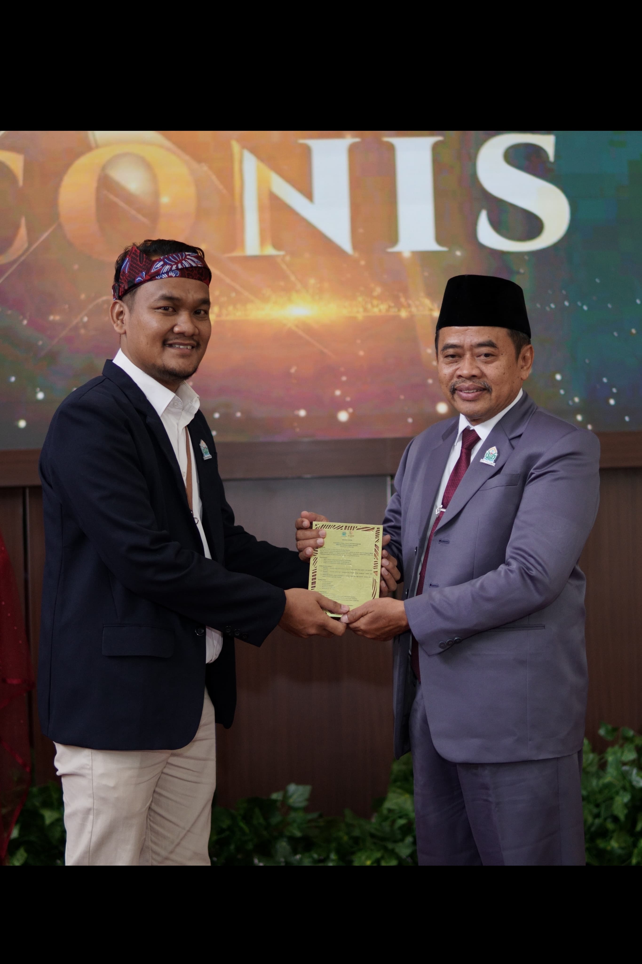 AMANAH: Penyerahan simbolis oleh ketua panitia Iconis ke-9 Agung Dwi Bahtiar el Rizaq kepada Rektor UIN Madura Dr. H. Saiful Hadi.