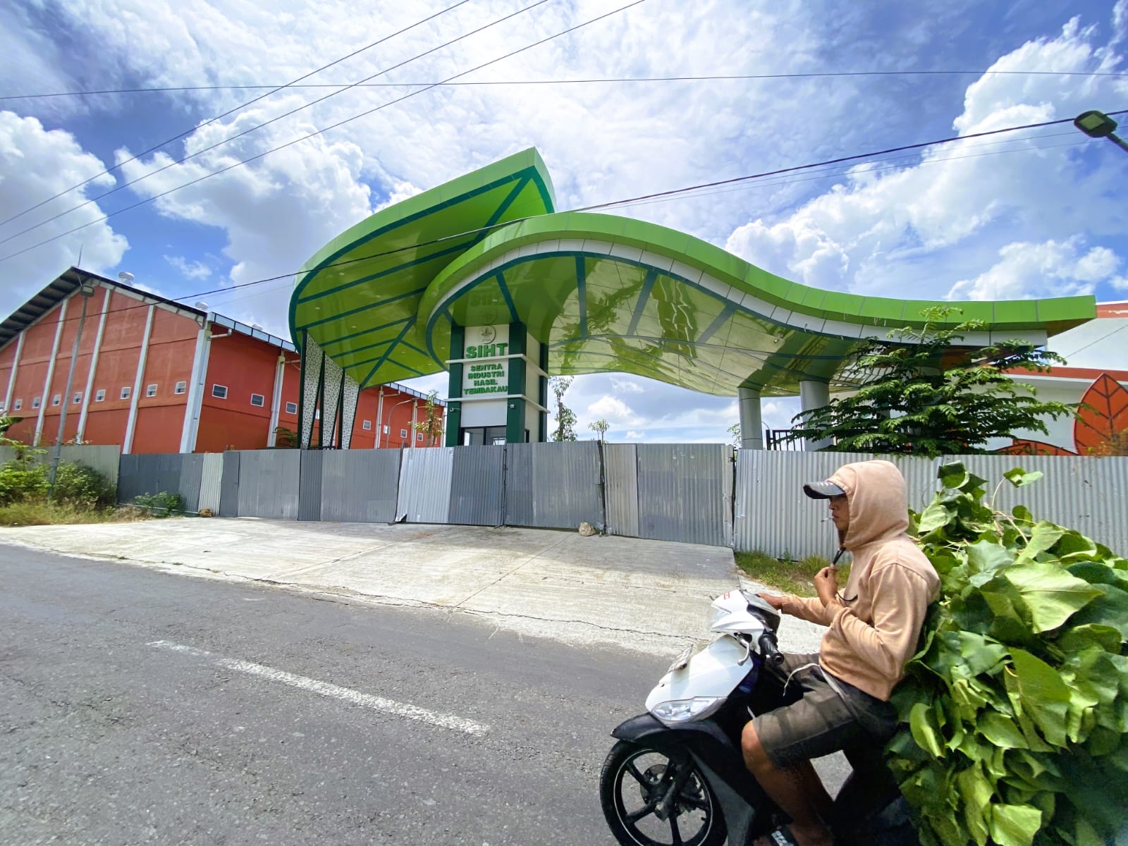 INDUSTRI: Pengendara melintas di depan gedung SIHT Rabu (17/9).