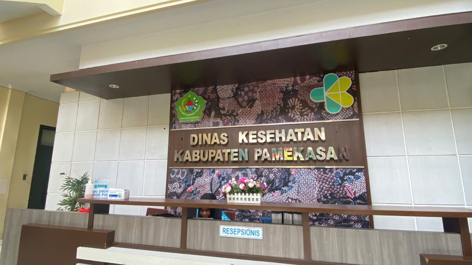 PELAYAN MASYARAKAT: Pegawai Dinkes Pamekasan beraktivitas di kantornya, Rabu (17/9).