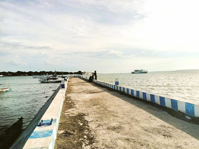 SEPI: Warga beraktivitas di pelabuhan wisata Kalianget yang menghabiskan anggaran miliaran rupiah Senin (22/9). (MOH. IQBAL/JPRM)