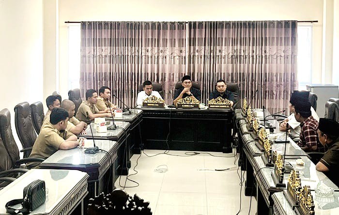 TERUTUP: Komisi III DPRD Sumenep melakukan rapat bersama Pengadaan Barang dan Jasa Pemkab Sumenep di ruangan komisi Senin (22/9). (MOH. IQBAL/JPRM)