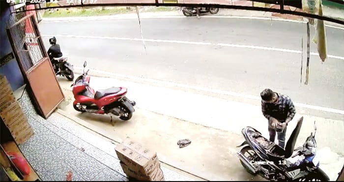 PANJANG TANGAN: Pelaku melancarkan aksinya dengan membawa kabur uang Rp 50 juta di jok motor yang diparkir di pinggir jalan raya Desa Komis, Kedungdung, Sampang, Kamis (18/9). (UBAIDILLAHIR RAIE/JPRM)
