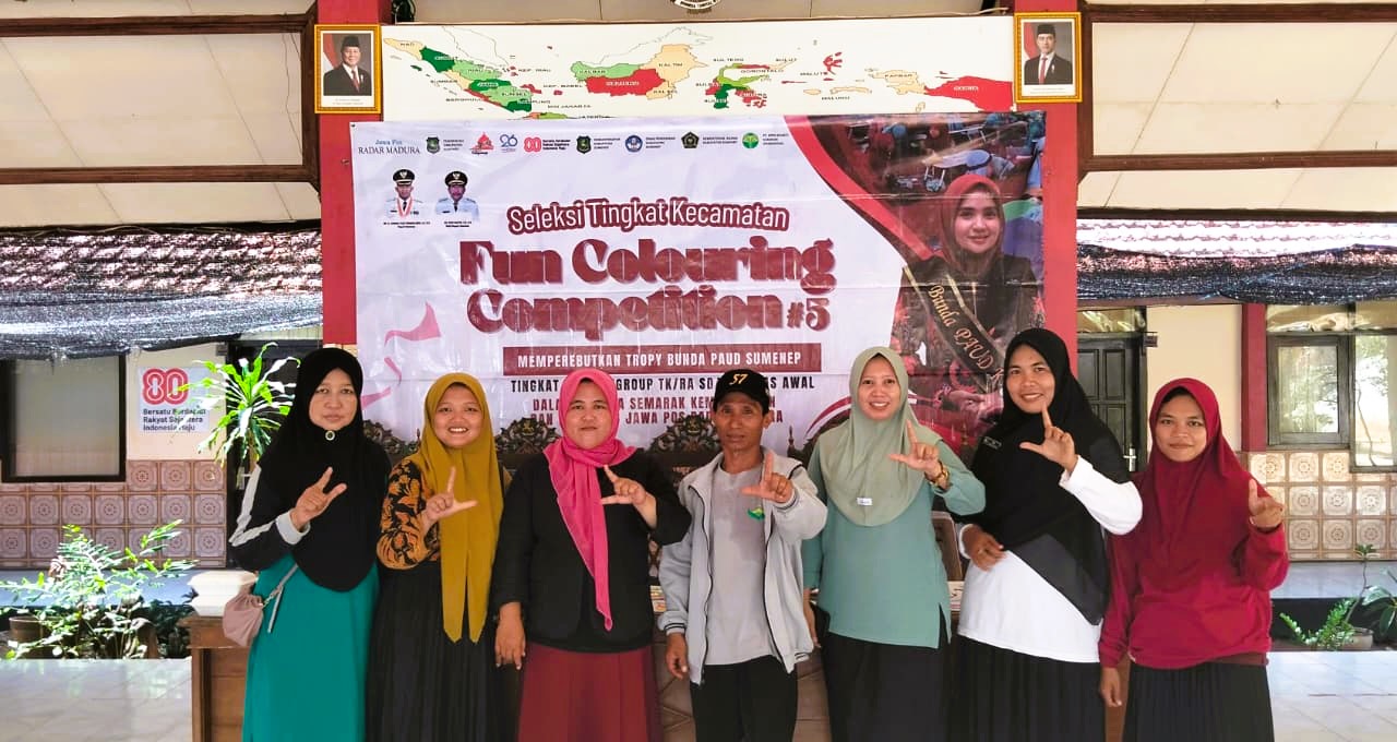 KOMPAK: Ketua FCC JPRM Heriviya Yuvi (tiga dari kiri) bersama panitia dari IGRA dan IGTKI Kecamatan Dungkek berfoto bersama  di Pendopo Kecamatan Dungkek Minggu (21/09)