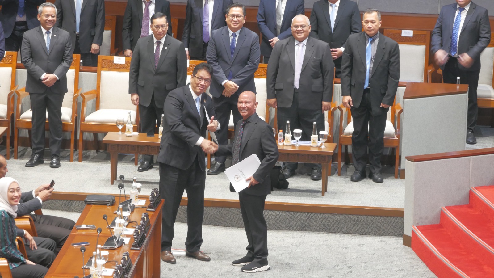 Ketua Banggar DPR RI MH Said Abdullah berjabat tangan dengan Menkeu RI Purbaya Yudhi Sadewa seusai pembahasan