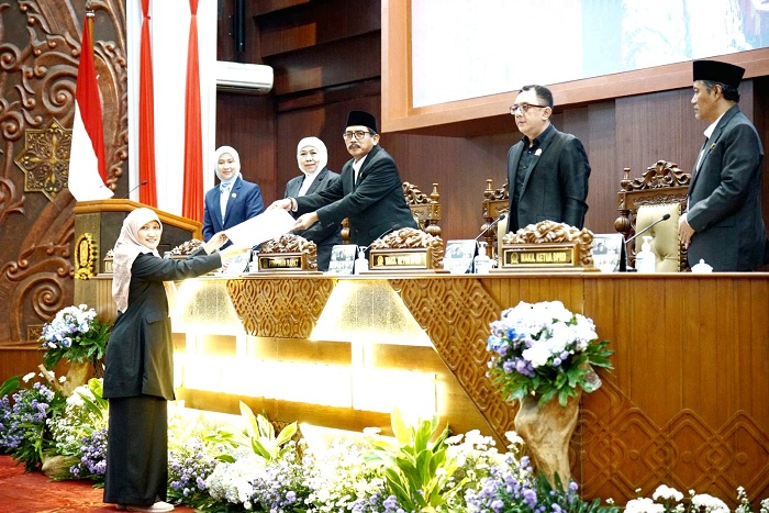 KOMPAK: Suasana rapat paripurna di kantor DPRD Jatim di Surabaya, Senin (22/9). (DPRD JATIM UNTUK JPRM)