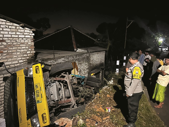 TERLIBAT LAKA: Anggota Satlantas Polres Bangkalan saat mendatangi lokasi kejadian di Desa Bunajih, Kecamatan Labang, Bangkalan, Selasa (23/9). (POLRES BANGKALAN UNTUK JPRM)
