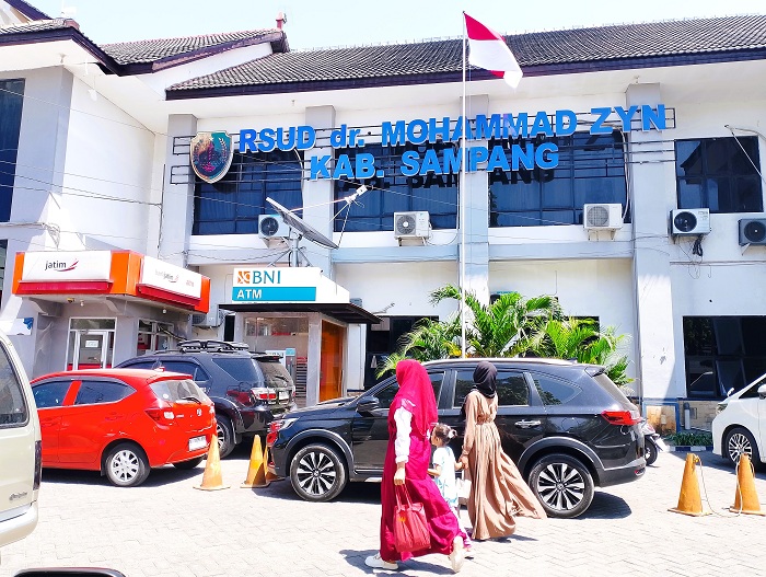 BERPOLEMIK: Warga tengah berada di halaman RSUD dr Mohammad Zyn (RSMZ) Sampang, Selasa (23/9). (UBAIDILLAHIR RAIE/JPRM)