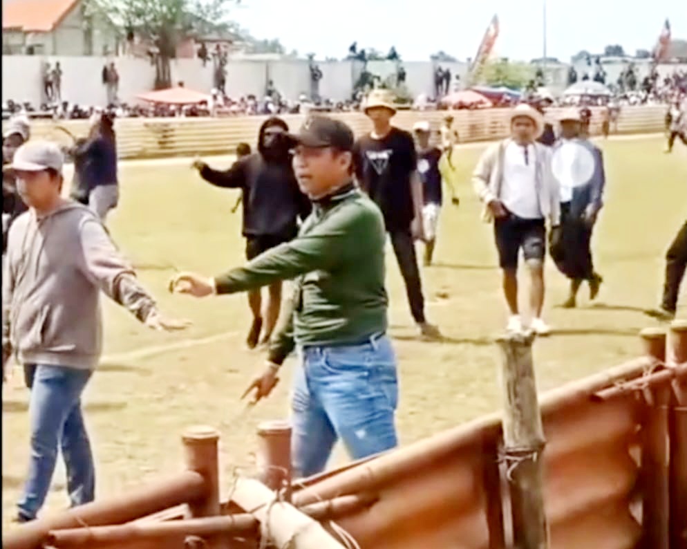 SALAH PAHAM: Dua kubu terlibat cekcok terekam dalam video amatir berdurasi satu menit.