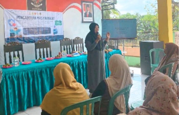 PENGABDIAN: Hetty Mulyaningsih memaparkan materi pelatihan kepada ibu rumah tangga di Balai Desa Larangan Perreng, Kecamatan Pragaan, Kabupaten Sumenep, pada Selasa (24/6).