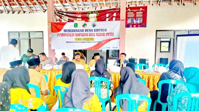 FOKUS: Perwakilan pemkab dan warga berembuk dalam pembentukan KMP di Desa Lembung Barat, Kecamatan Lenteng, Sumenep.