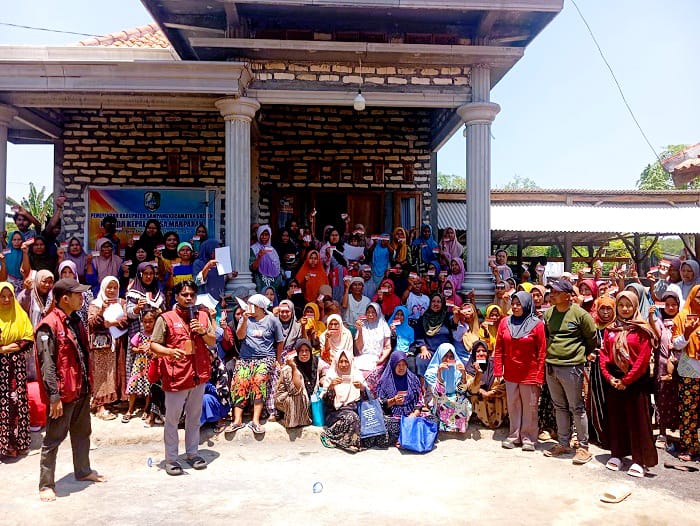 BERMASALAH: Pendamping PKH Sreseh menemui KPM yang menjadi korban pemotongan dana bantuan di Balai Desa Marparan, Sreseh, Sampang, Selasa (23/9). (UBAIDILLAHIR RAIE/JPRM)