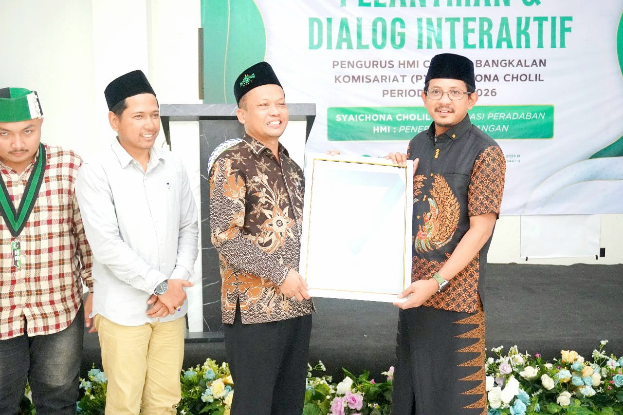 SINERGI: Presidium MD Kahmi Bangkalan Prof. Dr. Safi, S.H., M.H., menyerahkan Gordon kepada Ketua Senat Insya Bangkalan RKH. Mohammad Nasih L.C., M.P.d.