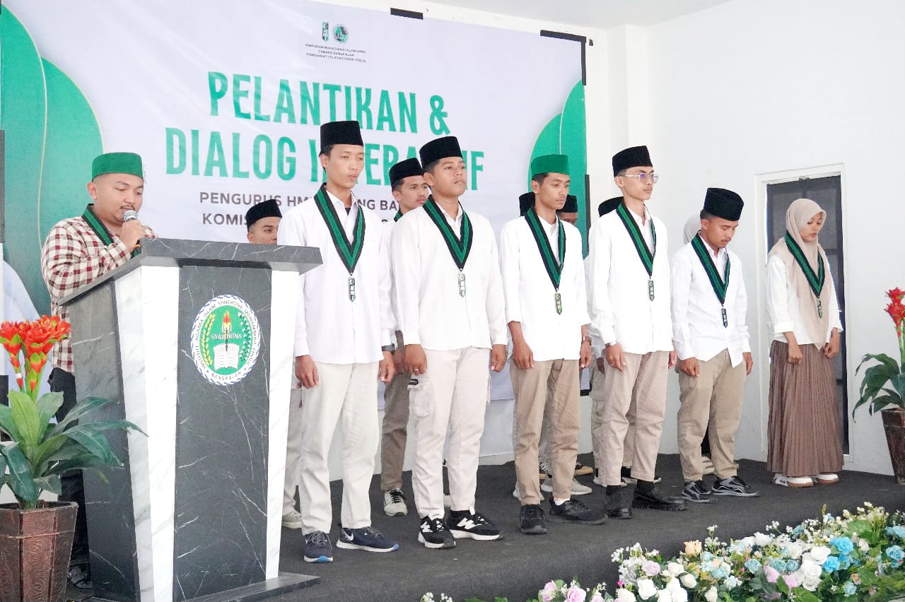 KHIDMAT: Ketua Umum HMI Cabang Bangkalan Kresna Bayu melantik pengurus HMI Komisariat (P) Syaichona Cholil, Senin (22/9).