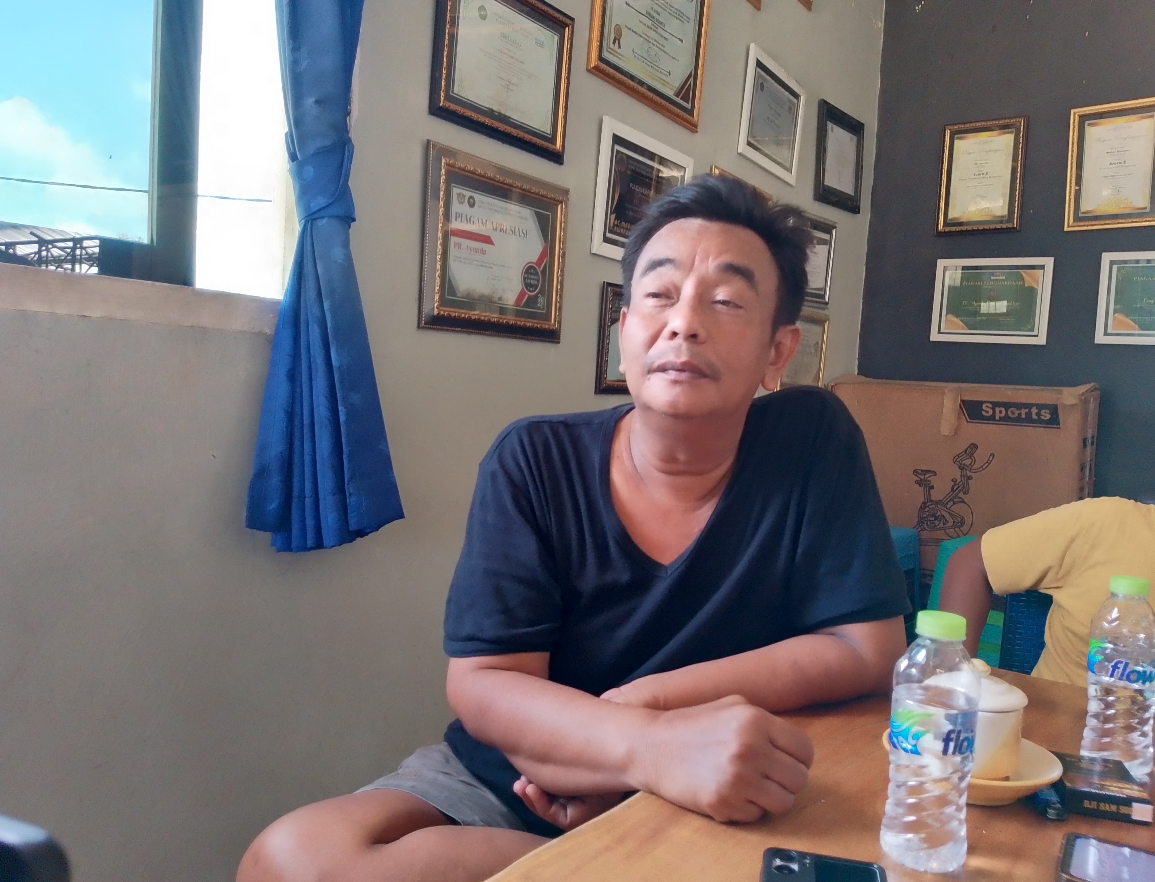 BERI PENJELASAN: Direktur CV Ayunda Permata Sejahtera Bambang Budianto memberikan keterangan, Senin (22/9).