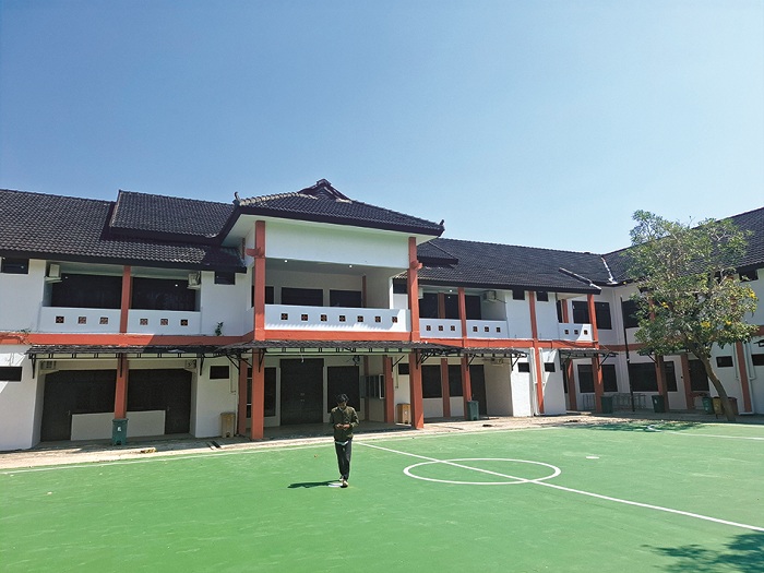 SEPI: Masyarakat berkunjung ke gedung SKD yang dicanangkan menjadi gedung Sekolah Rakyat di Kecamatan Batuan, Sumenep, Selasa (23/9). (MOH. LATIF/JPRM)