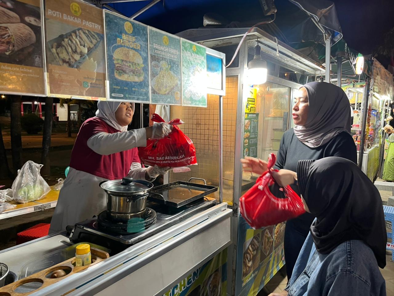 Pedagang kaki lima (PKl) menerima bantuan sembako dari MH Said Abdullah