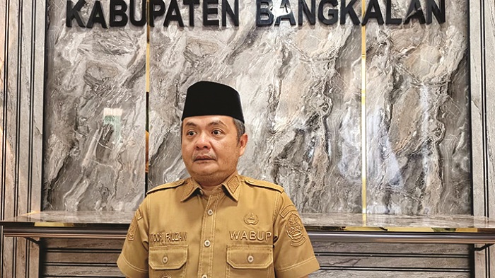 BERI TANGGAPAN: Wakil Bupati Bangkalan Moch. Fauzan Ja&rsquo;far saat memberikan keterangan Selasa (23/9). (ZEINAL ABIDIN/JPRM)