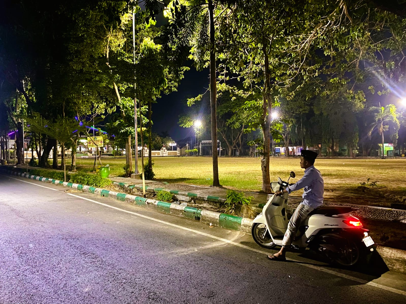 SANTAI: Warga berada di area Mandhapa Agung Ronggosukowati, Senin (22/9) malam.