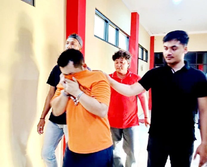 TERTUNDUK MALU: Tersangka Mahfud Murthado saat digiring di Mapolres Bangkalan Rabu (24/9). (ZEINAL ABIDIN/JPRM)