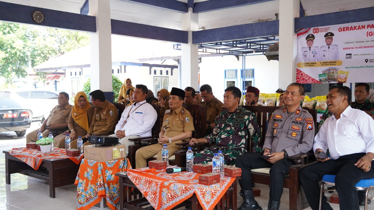 SERIUS: Sekkab Sampang Yuliadi Setiyawan (tengah depan) menghadiri kegiatan gerakan pasar murah di Kecamatan Sampang Selasa (23/9)