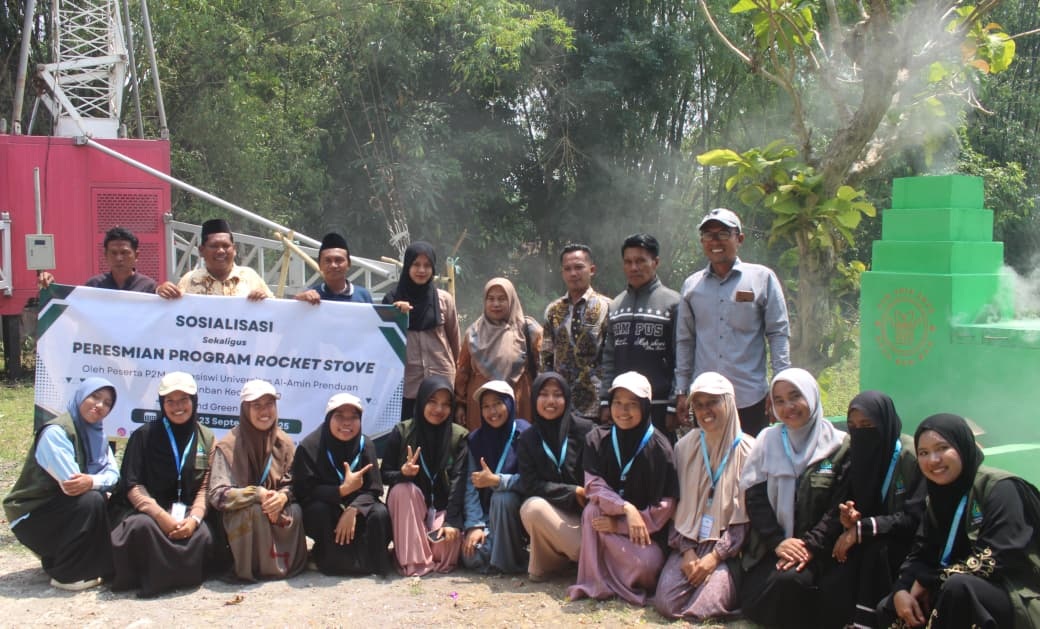 SUKSES: Mahasiswi UNIA Prenduan, Sumenep, berfoto bersama dengan perangkat desa usai melakukan sosialisasi sekaligus peresmian rocket stove di Desa Banban, Kecamatan Pakong, Pamekasan.