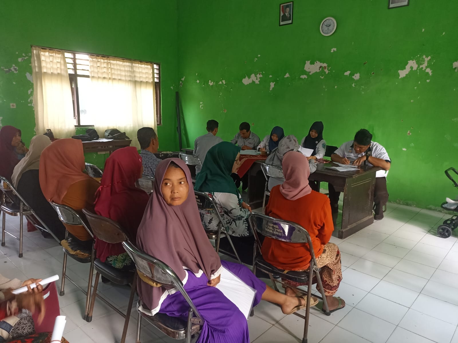 BANTU USAHA: Sejumlah warga penerima program P3KE Pemprov Jawa Timur mencairkan bantuan di Kantor Dinsos Pamekasan, Rabu (24/9).