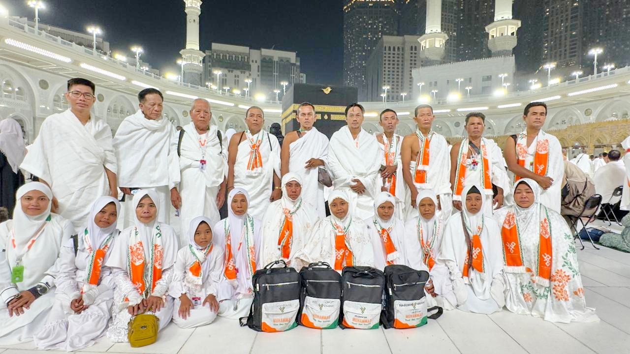 RELIGIUS: Puluhan jemaah umrah PT MTT berfoto bersama usai melaksanakan ibadah umrah pertama di Masjidilharam.