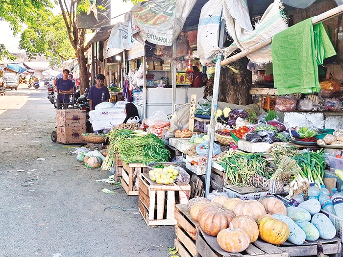 BERAKTIVITAS: Masyarakat sedang berbelanja di Pasar Anom Baru Sumenep, Sabtu (20/9). (MOH. LATIF/JPRM)