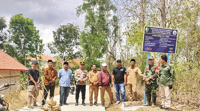 MEMBANGUN DESA: Pemdes Karang Penang Onjur bersama forkopimcam berfoto bersama di area pembangunan rabat beton di Dusun Laccaran. (PEMDES KARANG PENANG ONJUR UNTUK JPRM)