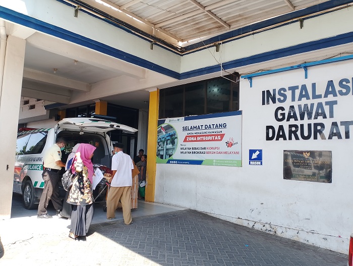 BERMASALAH: Warga sedang berada di area IGD RSMZ yang terletak di Jalan Rajawali Nomor 10 Sampang Kamis (25/9). (UBAIDILLAHIR RAIE/JPRM)
