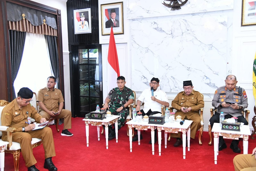 DUDUK BERSAMA: Bupati Sumenep (baju putih) saat memimpin rakor tindak lanjut SE Mendagri bersama Wabup KH Imam Hasyim, Kapolres AKBP Rivanda, Dandim Letkol (Arm) Bendi Wibisono, dan jajaran lainnya