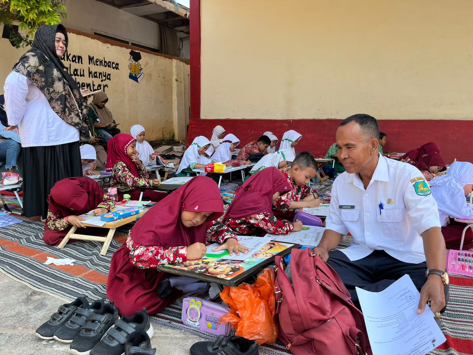 SEMARAK: Suasana lomba mewarnai bertajuk FCC tingkat SD/MI Kecamatan Kota Sumenep yang terselenggara di SDN Karangduak 1, Rabu (24/09)