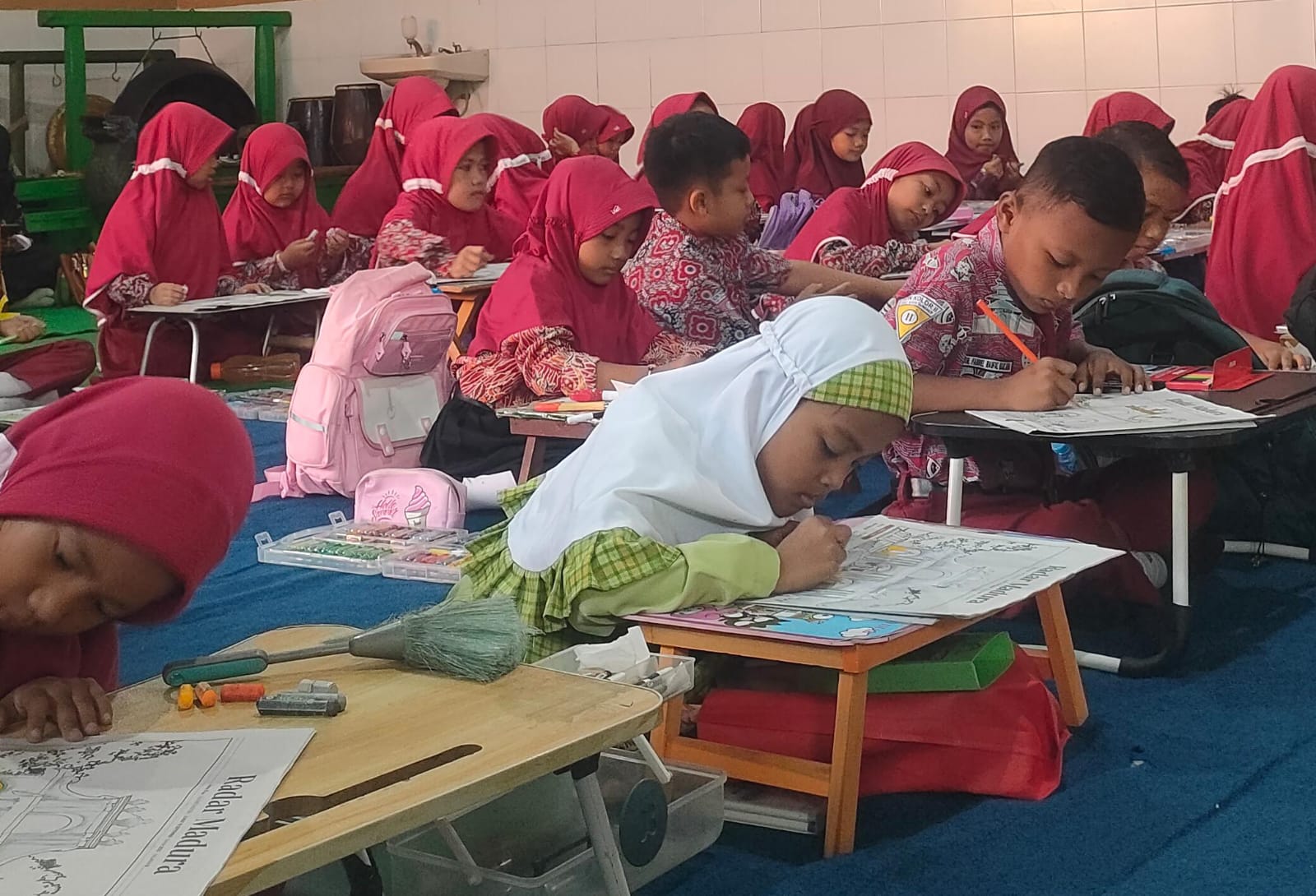 FOKUS: Sejumlah peserta lomba mewarnai bertajuk FCC tingkat SD/MI Kecamatan Kota Sumenep saat mengikuti lomba di SDN Pandian 1, Selasa (24/09).