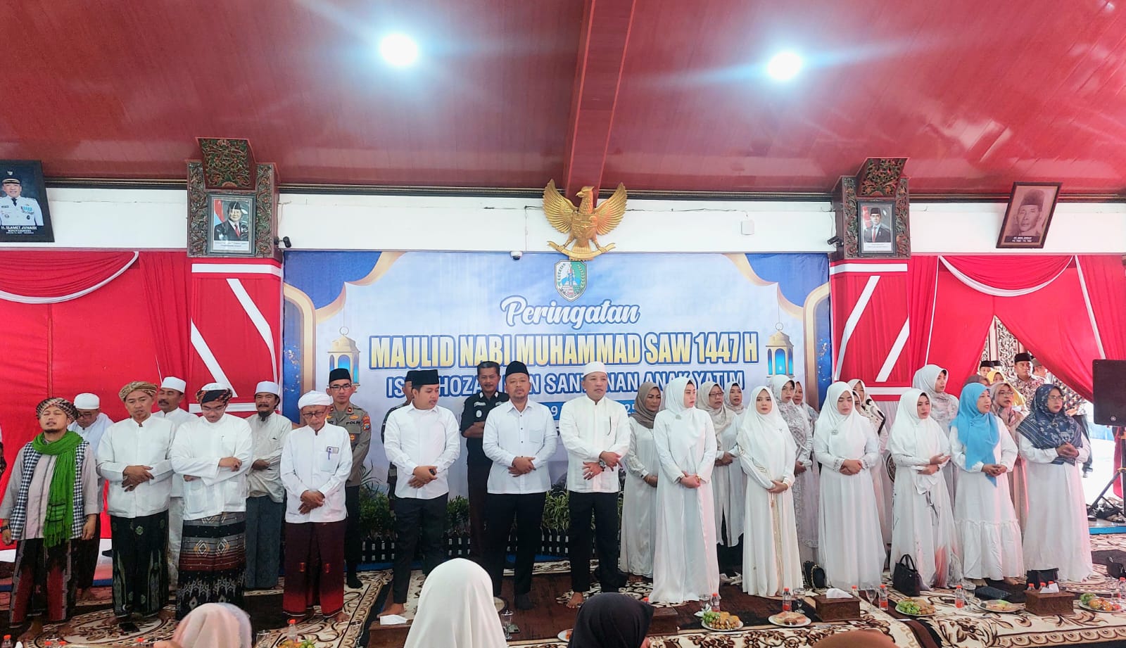 MAULID NABI: Bupati Sampang Slamet Junaidi dan wakil bupati Ahmad Mahfudz bersolawat bersama dalam acara maulid nabi di Pendapa Trunojoyo Sampang, Kamis (25/9).