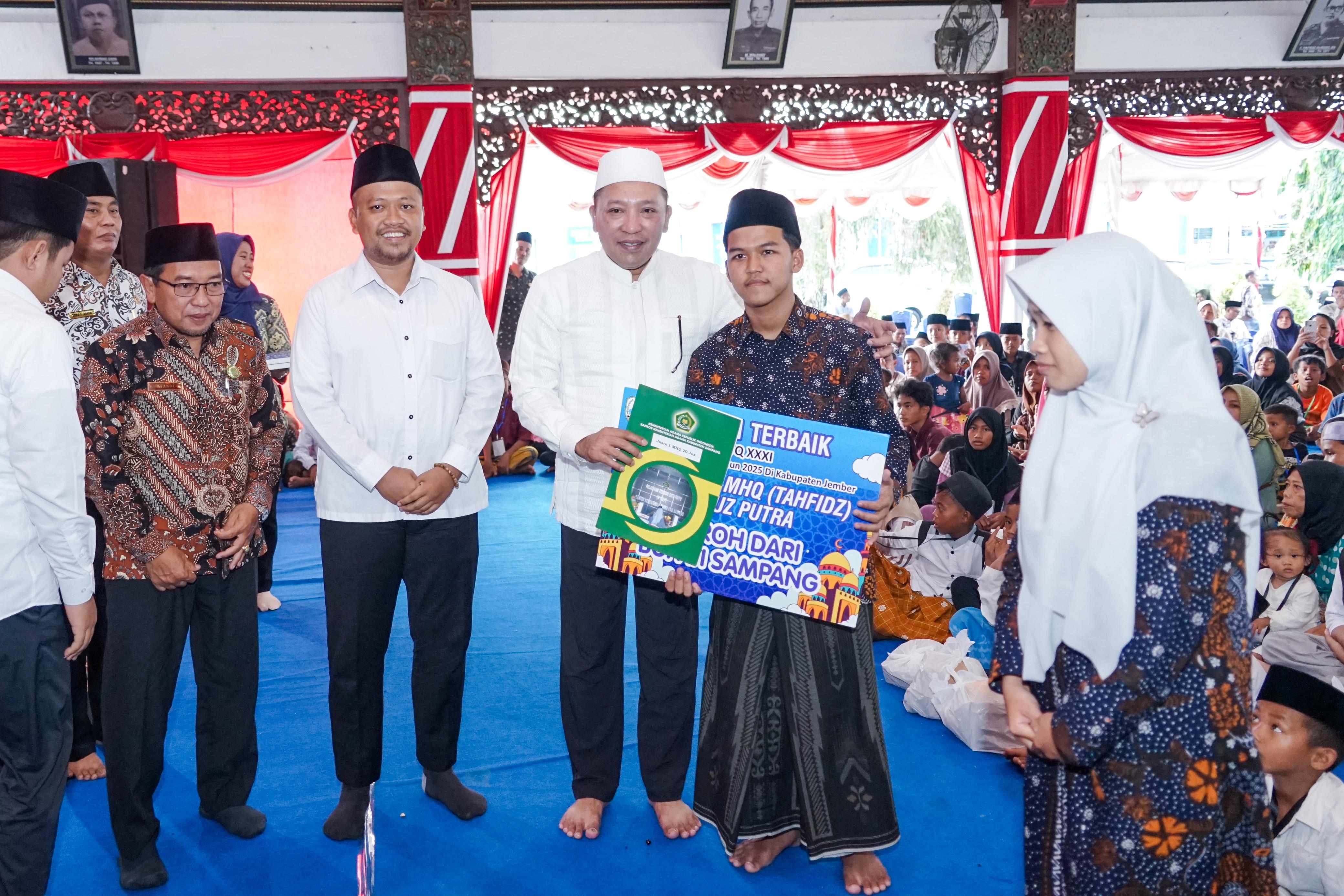 BERWIBAWA: Bupati Sampang Slamet Junaidi (tiga dari kanan) menyerahkan hadiah kepada pemenang MTQ XXXI di Pendapa Trunojoyo Kabupaten Sampang,, Kamis (25/9).
