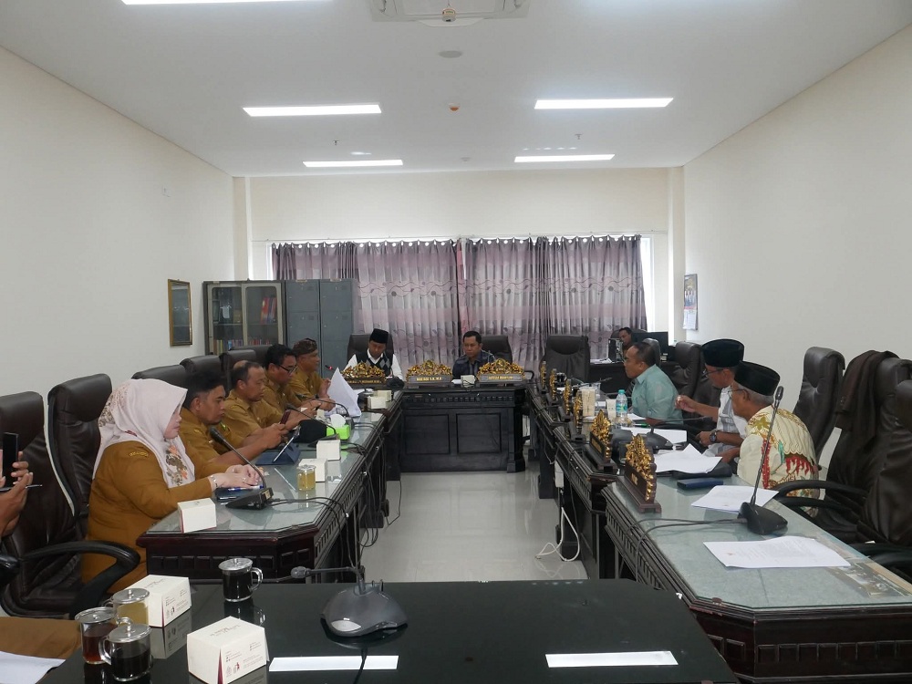FOKUS: Komisi IV DPRD Sumenep saat melakukan rapat dengan disbudporapar.