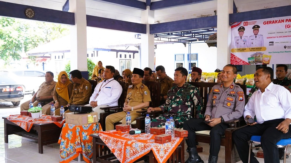 SERIUS: Sekkab Sampang Yuliadi Setiyawan (tengah depan) menghadiri kegiatan gerakan pasar murah di Kecamatan Sampang, Selasa (23/9).
