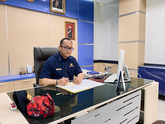 PUNYA MIMPI BESAR: Kepala KPPBC TMC Madura Novian Dermawan saat ditemui di Kantor KPPBC TMP C Madura, Rabu (24/9). (MOH. IQBAL AFGANI/JPRM)