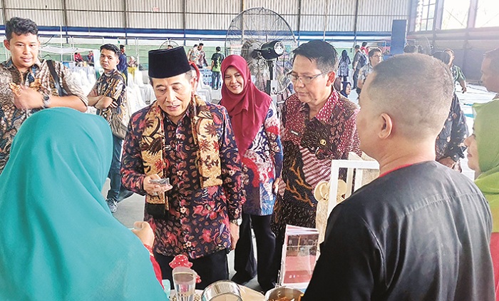 DUKUNG INOVASI: Sekkab Yuliadi Setiyawan didampingi Kadisperta KP Suyono meninjau stan peserta dalam acara Gebyar Intani di GOR Indoor Sampang Kamis (25/9). (JUNAIDI PONDIYANTO/JPRM)